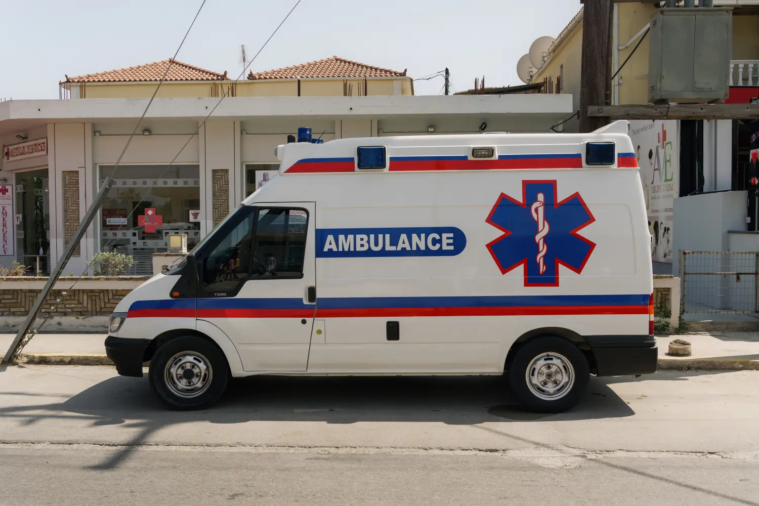 Ein privater Krankenwagen der griechischen Notaufnahme Zakynthos auf der Straße.