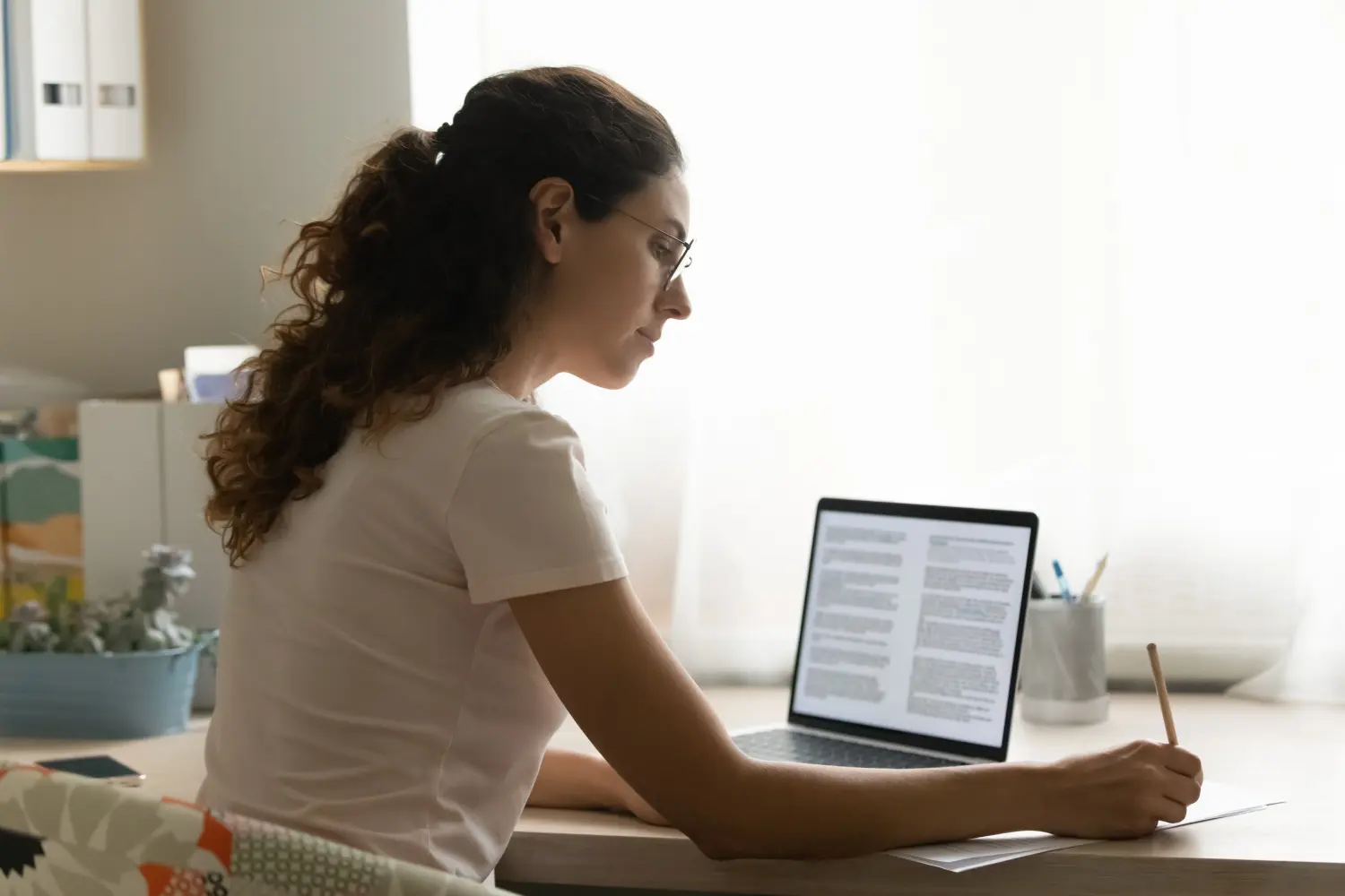 Selbstbewusste Dolmetscherinnen übersetzen Dokumente von der Fremdsprache ins Englische und machen sich mithilfe der PC-App Notizen in Papierkopie.