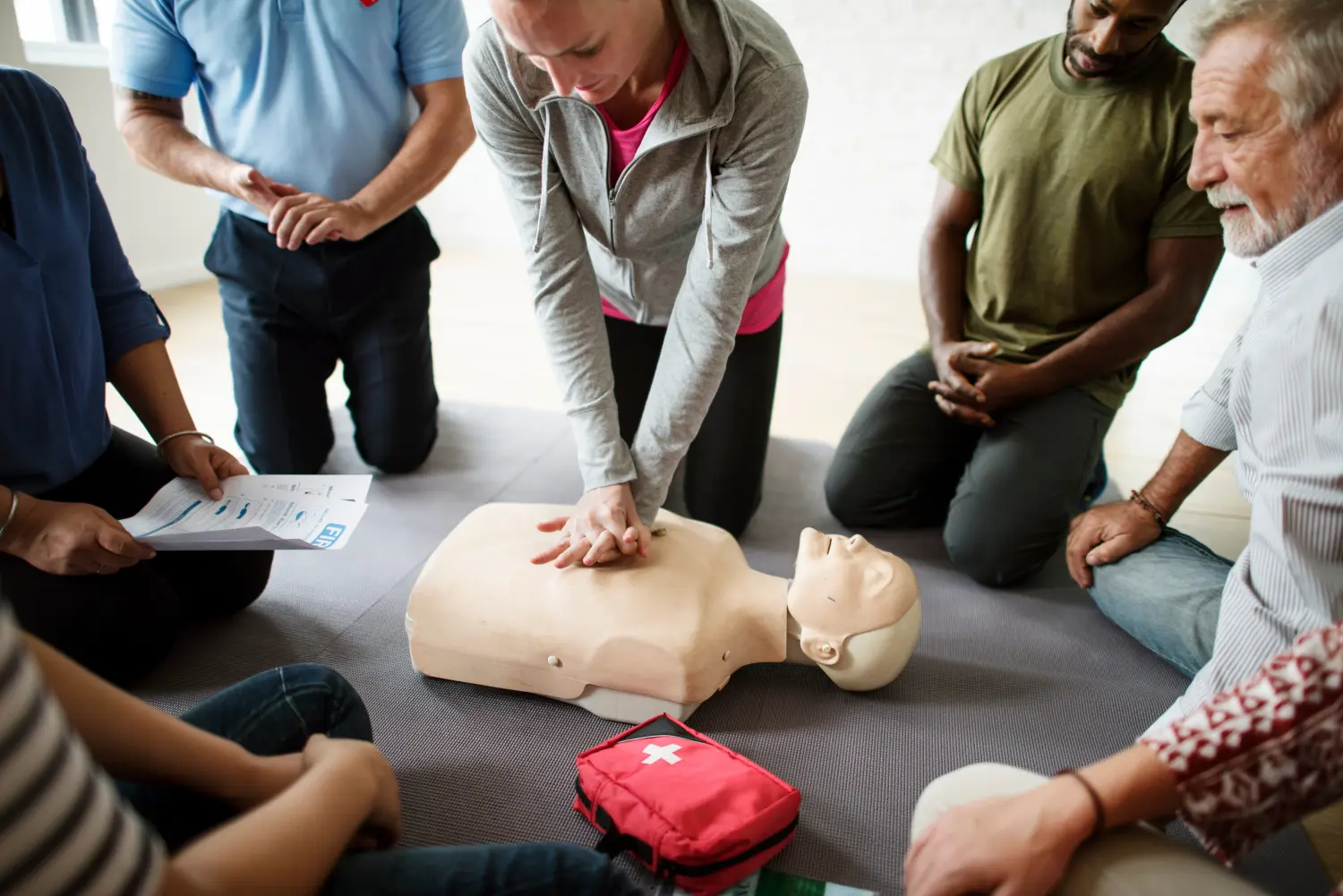 Gruppe unterschiedlicher Menschen im CPR-Trainingskurs