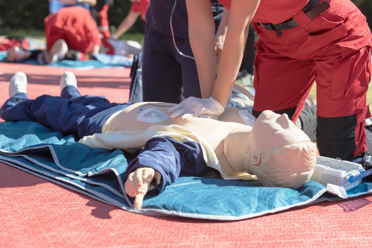 Zertifizierungskurs für Erste-Hilfe-Training und Herzdruckmassage mit AED (Automatisierter Externer Defibrillator)